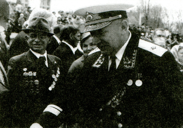 Тихонов 9 мая с ветеранами 1980