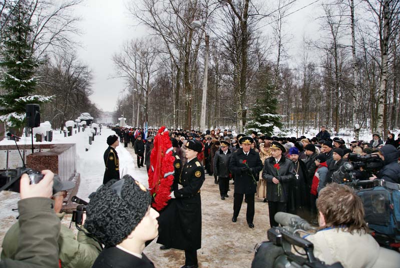 процессия на серафимовском кладбище