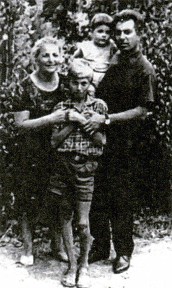 борис погосов с сыном и мамой